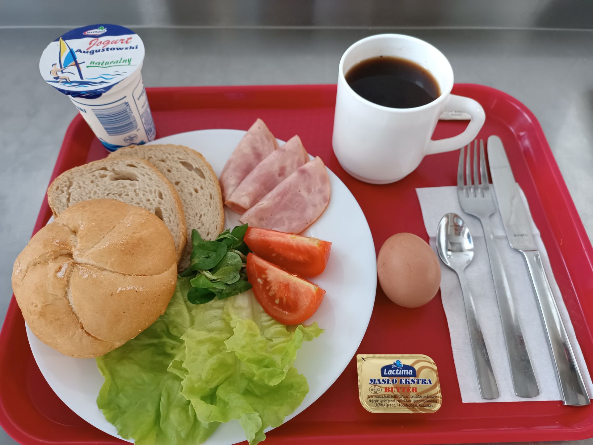 Śniadanie-dieta łatwostrawna 12.07.2024r. Bułka kajzerka 50g Bułka wrocławska Jogurt naturalny 150g Masło 10g Kawa zbożowa na mleku bez cukru Cukier saszetka 5g Kiełbasa krotoszyńska Jajko gotowane na twardo (1 szt) Pomidory Roszponka Sałata •Energia 762.1kcal •Energia 3170.7KJ •Białko 37.8g •Tłuszcz 25.8g •Tłuszcze nasycone 11.6g •Sól 2.3g •Węglowodany 87g •Cukry 5.6g •Błonnik pokarmowy 2.7g