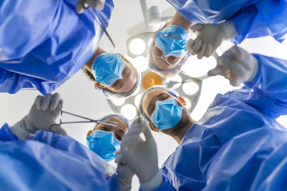 chirurdzy-stojacy-nad-pacjentem-przed-operacja