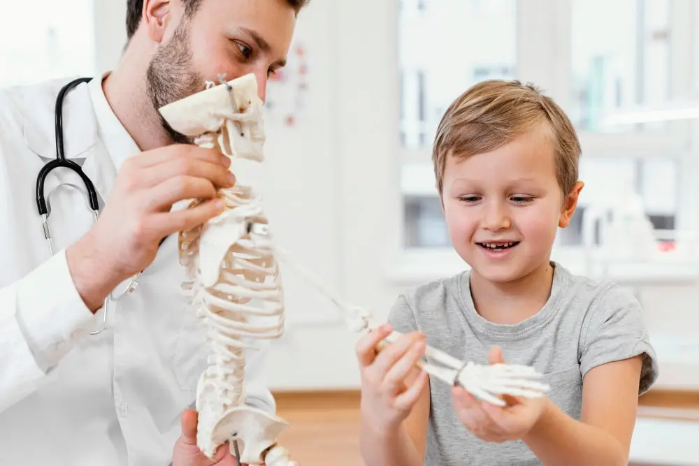 zakonczenie-lekarz-i-dzieciak-ze-szkieletem